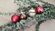 Charger l&#39;image dans la galerie, Boule de Noël Personnalisée par Trois Pois Dorés
